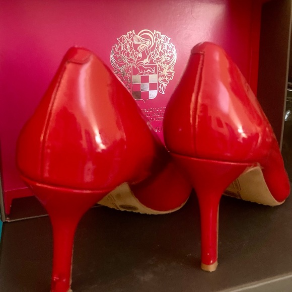 Sariah Tango Red Soft Cow Patent Vince Camuto Pumps. - Picture 3 of 4